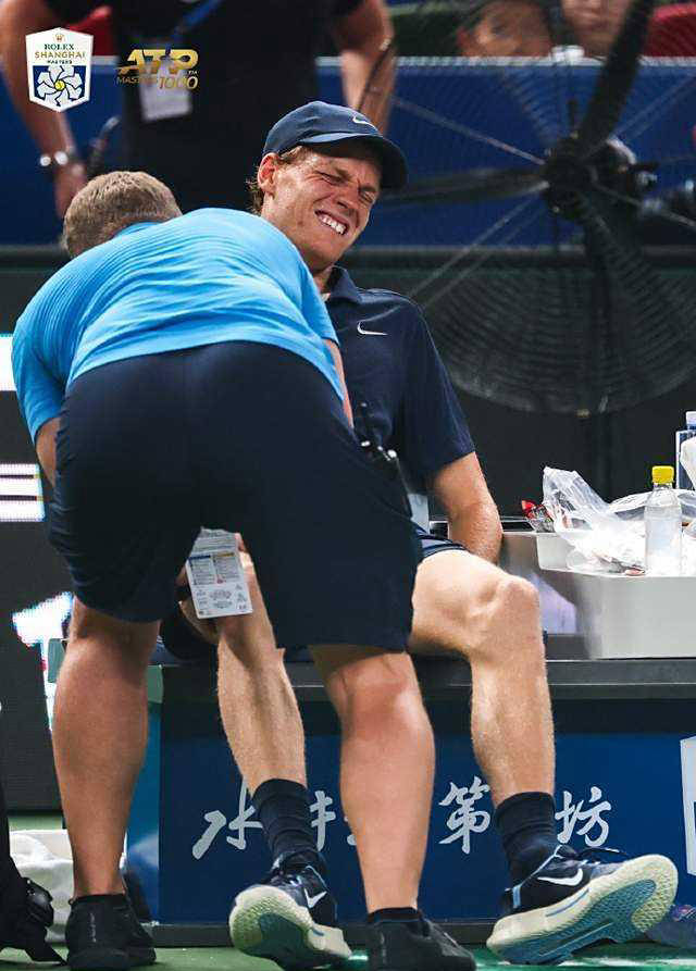 包含橄榄球明星选手受伤退赛，引发热议的词条